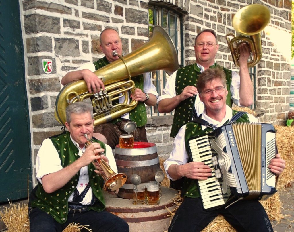 Zwei Musikanten mit Tuba und Akkordeon an einem Holzfass